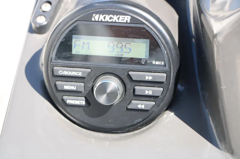 Slide: The Image of Kicker stereo system on 2022 Bayliner VR5 Bowrider I/O, displaying FM 99.5. - 21