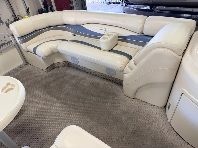 Slide: The Image of Bennington 2275 RL & 75HP Yamaha 4Stroke - $15,995 2005 - 17