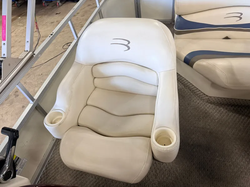 Slide: The Image of Bennington 2275 RL & 75HP Yamaha 4Stroke - $15,995 2005 - 21