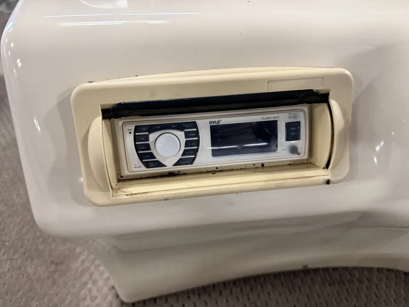 Slide: The Image of Bennington 2275 RL & 75HP Yamaha 4Stroke - $15,995 2005 - 24