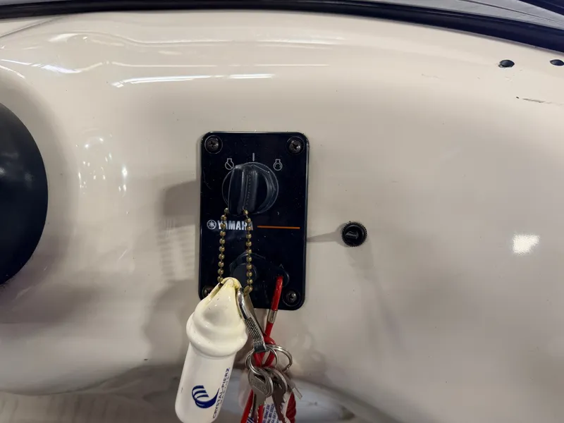 Slide: The Image of Bennington 2275 RL & 75HP Yamaha 4Stroke - $15,995 2005 - 25