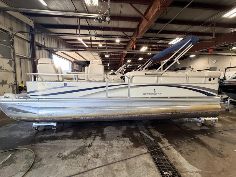 Slide: The Image of Bennington 2275 RL & 75HP Yamaha 4Stroke - $15,995 2005 - 26