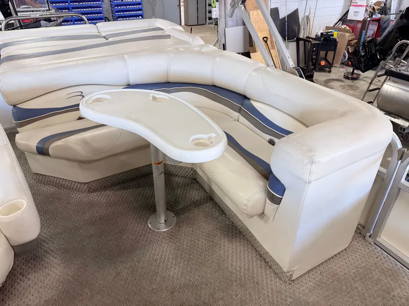 Slide: The Image of Bennington 2275 RL & 75HP Yamaha 4Stroke - $15,995 2005 - 27