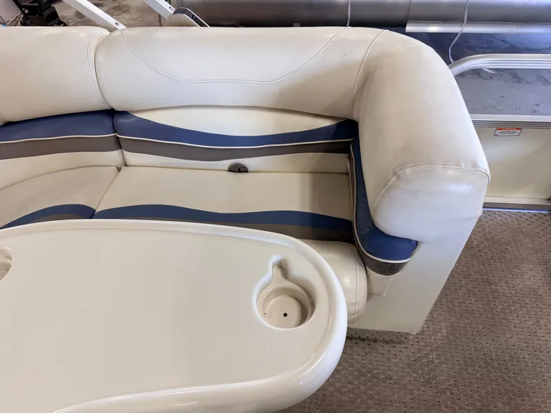 Slide: The Image of Bennington 2275 RL & 75HP Yamaha 4Stroke - $15,995 2005 - 28