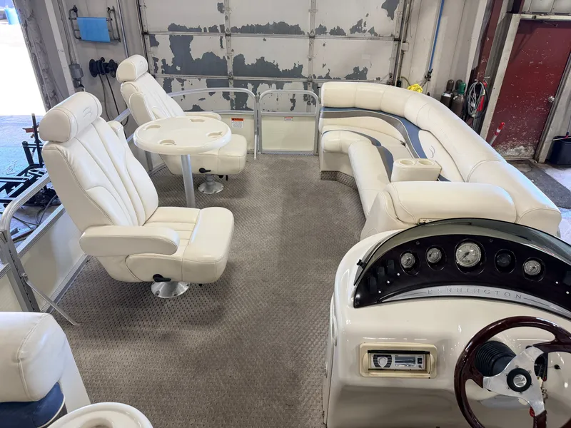 Slide: The Image of Bennington 2275 RL & 75HP Yamaha 4Stroke - $15,995 2005 - 3