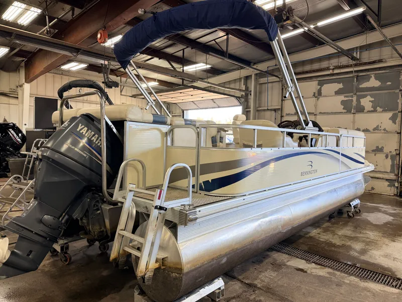 Slide: The Image of Bennington 2275 RL & 75HP Yamaha 4Stroke - $15,995 2005 - 32