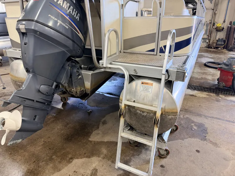 Slide: The Image of Bennington 2275 RL & 75HP Yamaha 4Stroke - $15,995 2005 - 33