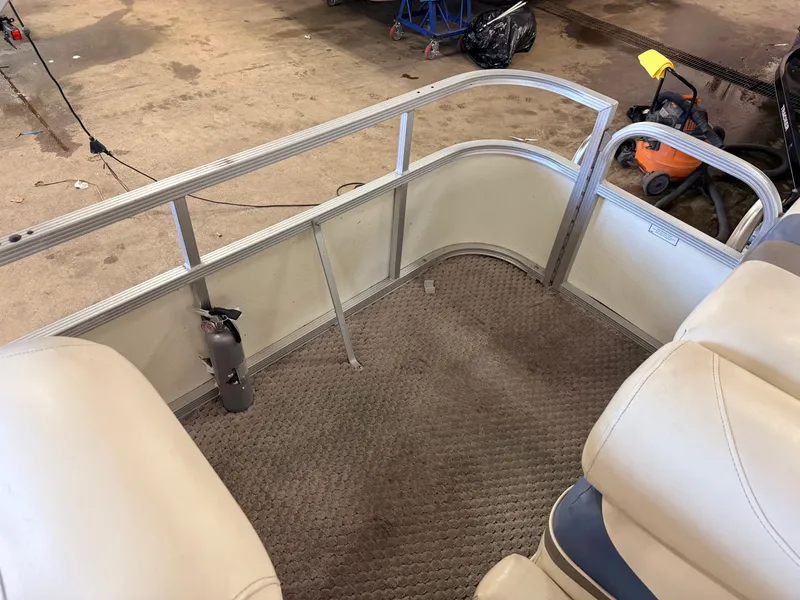 Slide: The Image of Bennington 2275 RL & 75HP Yamaha 4Stroke - $15,995 2005 - 34