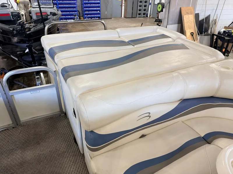 Slide: The Image of Bennington 2275 RL & 75HP Yamaha 4Stroke - $15,995 2005 - 35