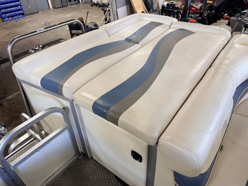 Slide: The Image of Bennington 2275 RL & 75HP Yamaha 4Stroke - $15,995 2005 - 36