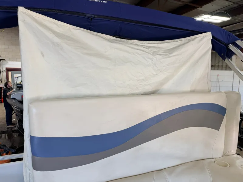 Slide: The Image of Bennington 2275 RL & 75HP Yamaha 4Stroke - $15,995 2005 - 37