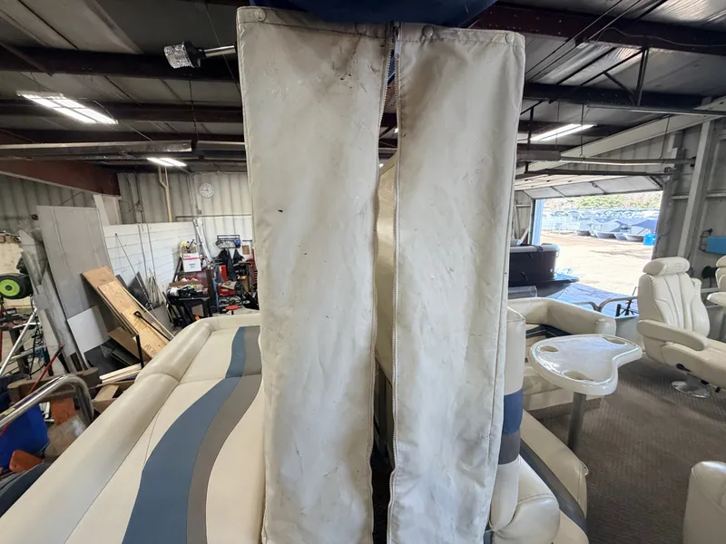 Slide: The Image of Bennington 2275 RL & 75HP Yamaha 4Stroke - $15,995 2005 - 38