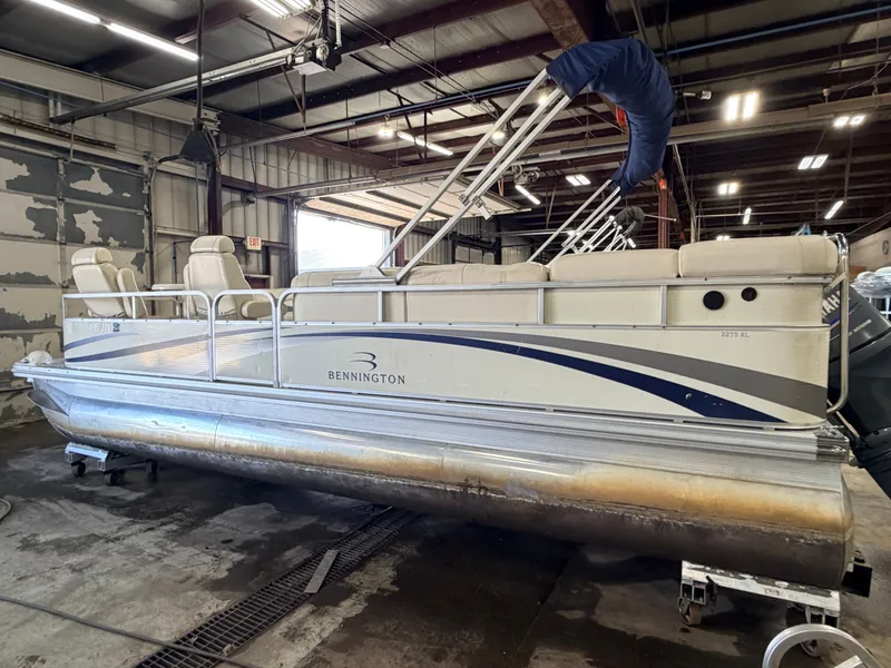 Slide: The Image of Bennington 2275 RL & 75HP Yamaha 4Stroke - $15,995 2005 - 42