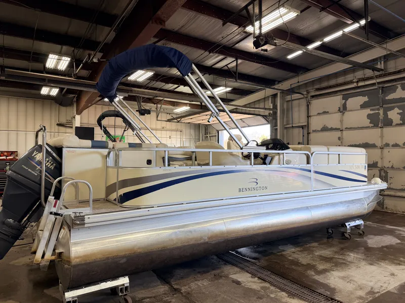 Slide: The Image of Bennington 2275 RL & 75HP Yamaha 4Stroke - $15,995 2005 - 44