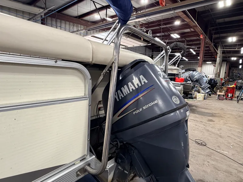 Slide: The Image of Bennington 2275 RL & 75HP Yamaha 4Stroke - $15,995 2005 - 48
