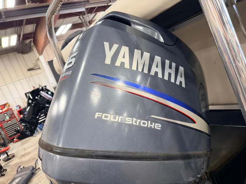 Slide: The Image of Bennington 2275 RL & 75HP Yamaha 4Stroke - $15,995 2005 - 49