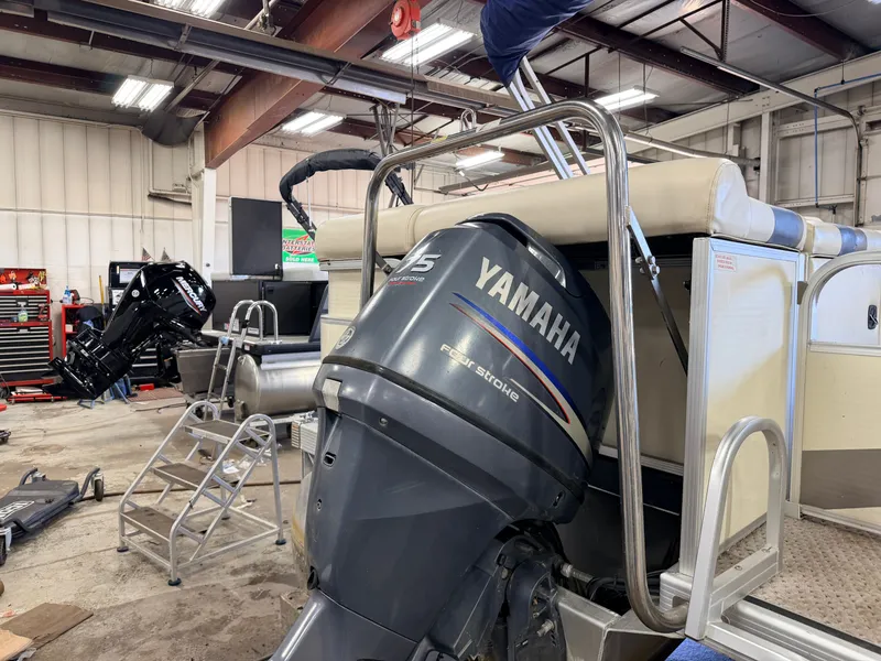 Slide: The Image of Bennington 2275 RL & 75HP Yamaha 4Stroke - $15,995 2005 - 51