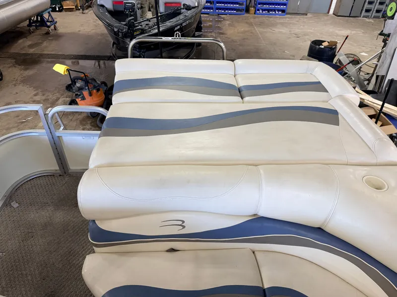 Slide: The Image of Bennington 2275 RL & 75HP Yamaha 4Stroke - $15,995 2005 - 9