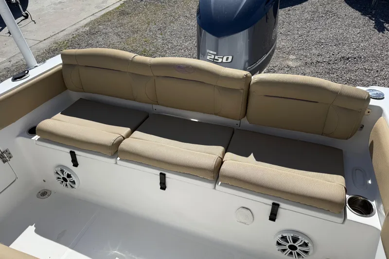 Slide: The Image of 2018 Sea Hunt Ultra 235 SE boat with beige seating and Yamaha 250 engine. - 27