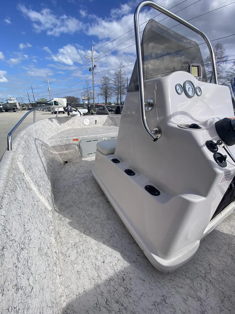 Slide: The Image of Fishmaster 17' Travis Edition 2001 - 16