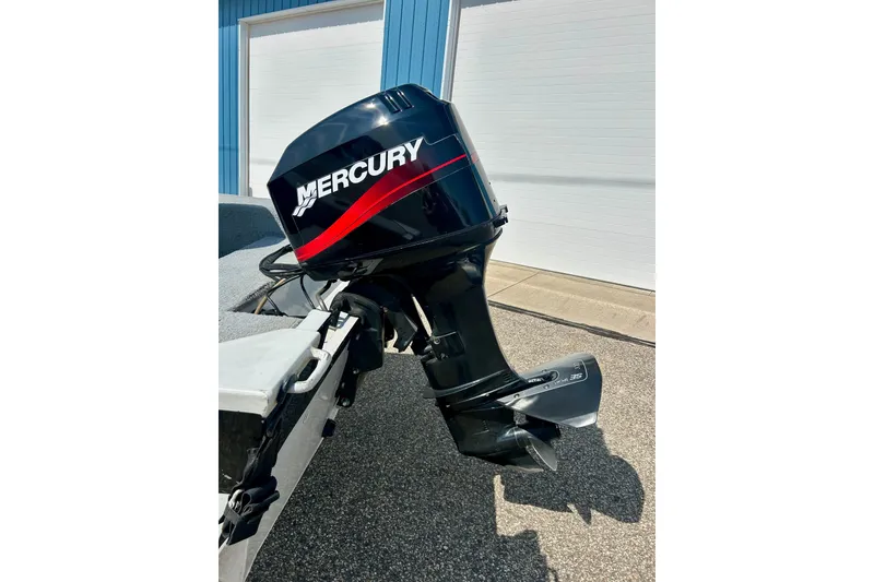 Slide: The Image of 2004 Starcraft D-Star 160 DLX SC boat with Mercury outboard motor. - 10