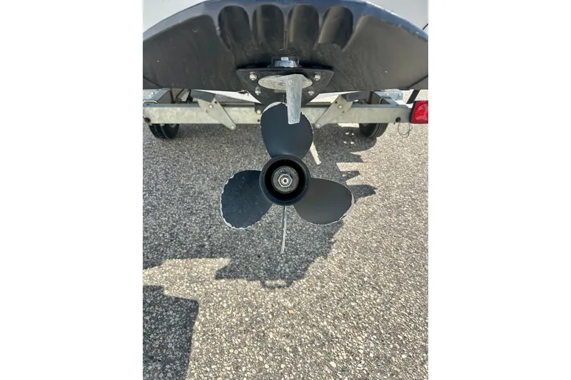 Slide: The Image of Propeller of 2004 Starcraft D-Star 160 DLX SC boat on trailer. - 12