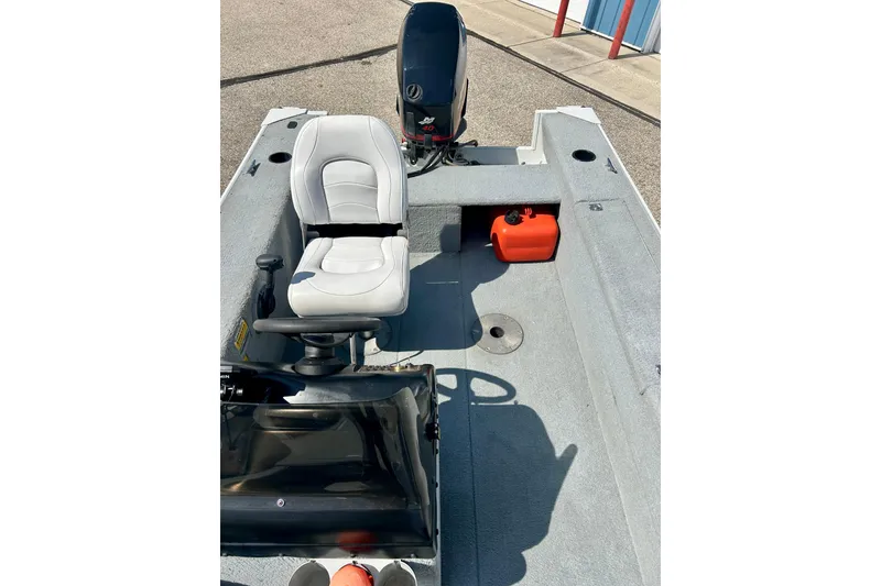 Slide: The Image of 2004 Starcraft D-Star 160 DLX SC boat interior with steering wheel and seating. - 19