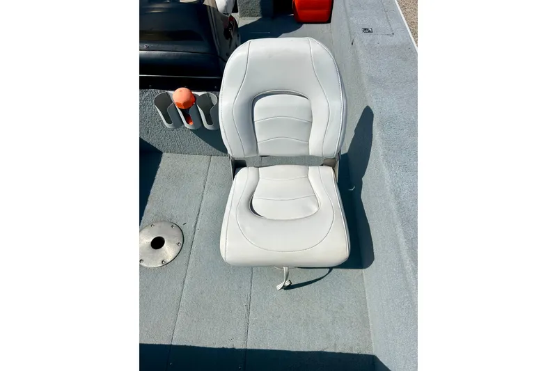 Slide: The Image of White boat seat on a 2004 Starcraft D-Star 160 DLX SC deck. - 21