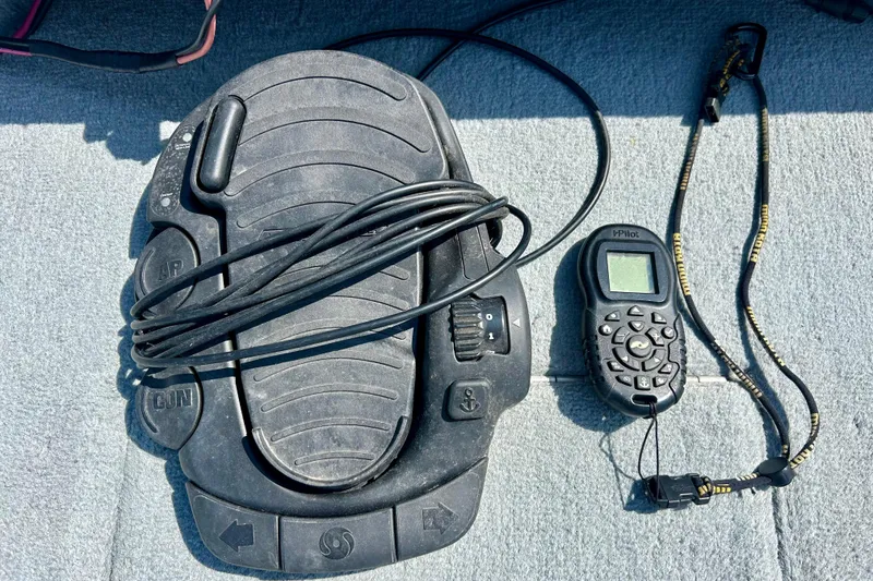 Slide: The Image of Foot pedal and remote control for 2004 Starcraft D-Star 160 DLX SC boat. - 28