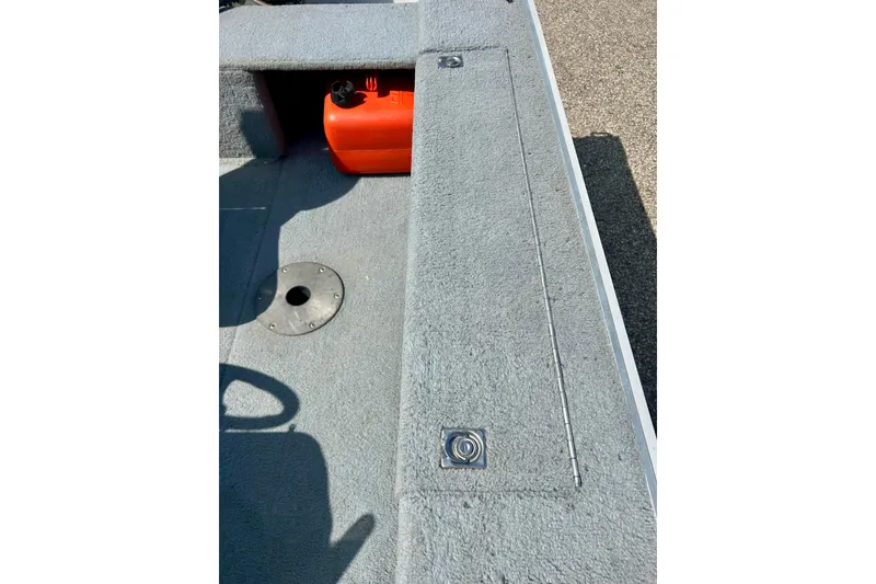 Slide: The Image of 2004 Starcraft D-Star 160 DLX SC boat interior with gray carpet and red fuel tank. - 29