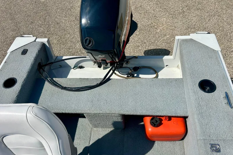 Slide: The Image of 2004 Starcraft D-Star 160 DLX SC boat interior with motor and fuel tank. - 31