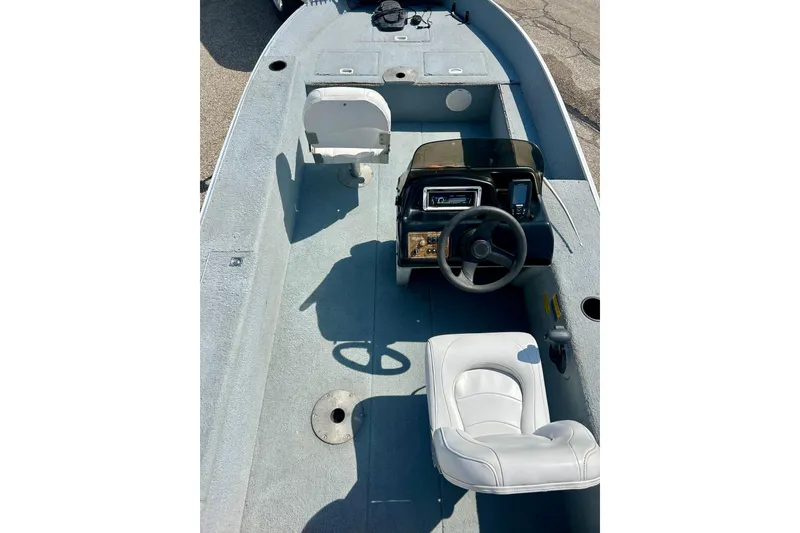 Slide: The Image of 2004 Starcraft D-Star 160 DLX SC boat interior with steering console and seating. - 32