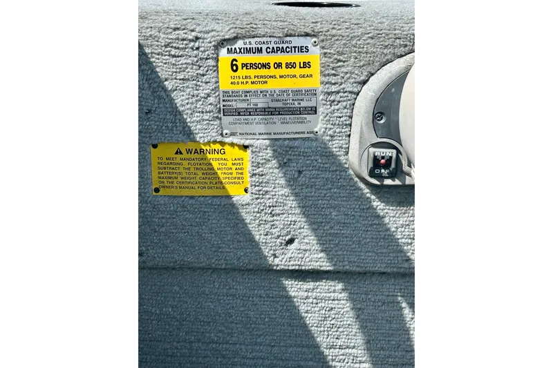 Slide: The Image of 2004 Starcraft D-Star 160 DLX SC boat capacity and warning labels on interior panel. - 37