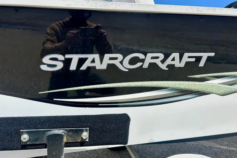 Slide: The Image of 2004 Starcraft D-Star 160 DLX SC boat with logo on black and white hull. - 7