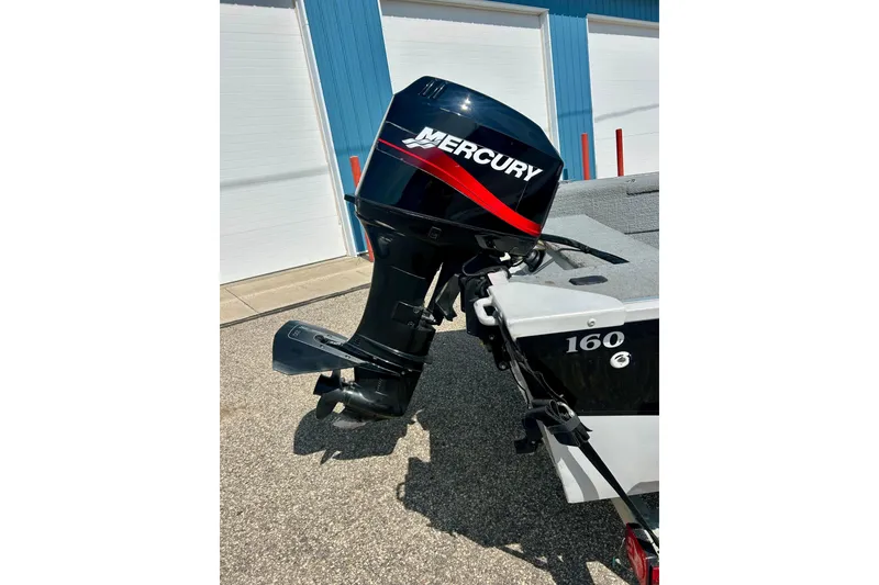 Slide: The Image of 2004 Starcraft D-Star 160 DLX SC boat with Mercury outboard motor. - 9