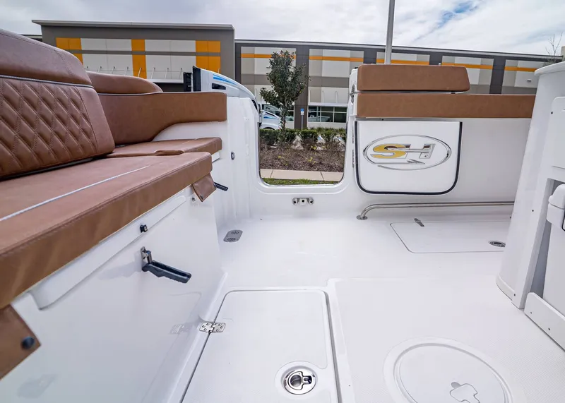 Slide: The Image of Sea Hunt ULTRA 305 CB 2026 - 10