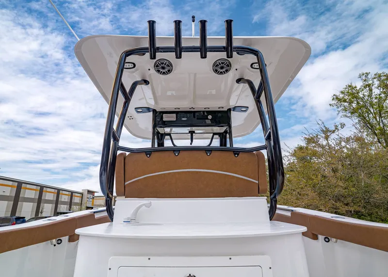 Slide: The Image of Sea Hunt ULTRA 305 CB 2026 - 13