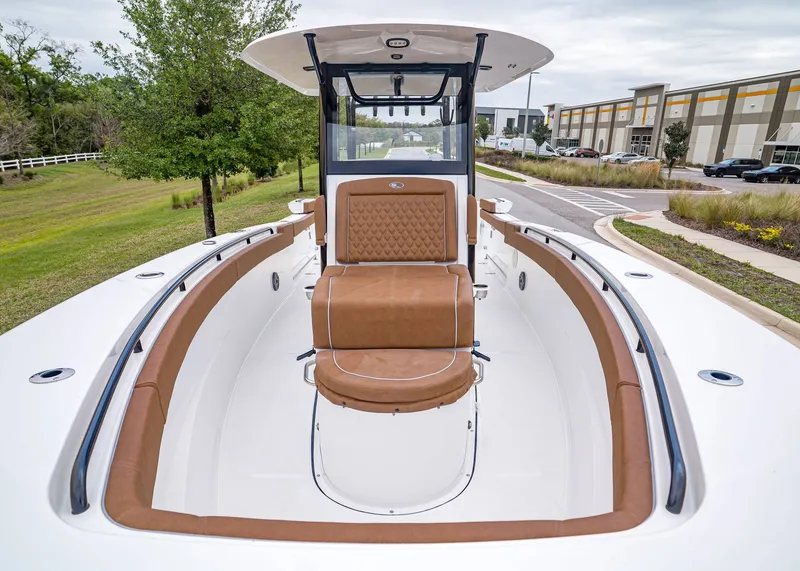 Slide: The Image of Sea Hunt ULTRA 305 CB 2026 - 24