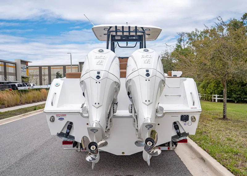 Slide: The Image of Sea Hunt ULTRA 305 CB 2026 - 4