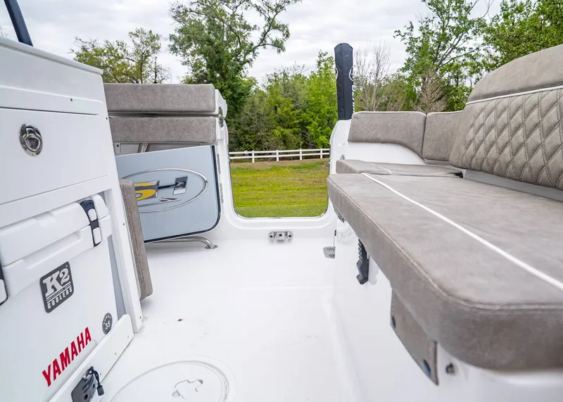 Slide: The Image of Sea Hunt Ultra 265 SE 2026 - 9