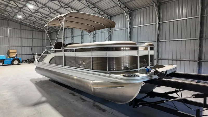 Slide: The Image of 2019 Bennington SXP SERIES 23SS pontoon boat in storage facility. - 19