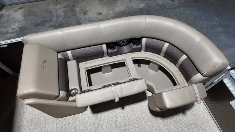 Slide: The Image of Interior of a 2019 Bennington SXP SERIES 23SS pontoon boat. - 32
