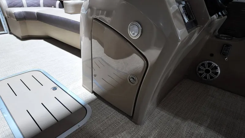 Slide: The Image of Interior of a 2019 Bennington SXP SERIES 23SS boat. - 38