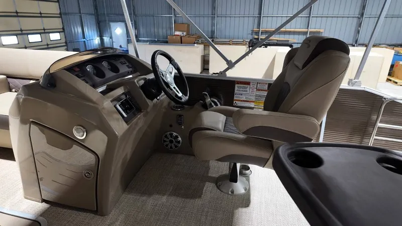 Slide: The Image of Interior view of 2019 Bennington SXP SERIES 23SS helm. - 40