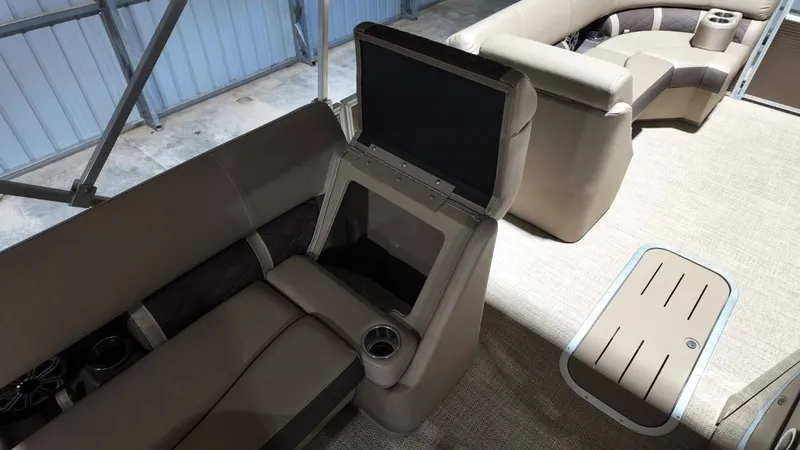 Slide: The Image of Interior of a 2019 Bennington SXP SERIES 23SS pontoon boat. - 49