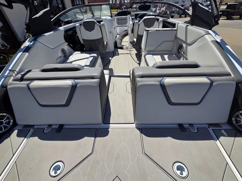 Slide: The Image of Interior of a 2021 Yamaha Boats 252XE with gray seating. - 14