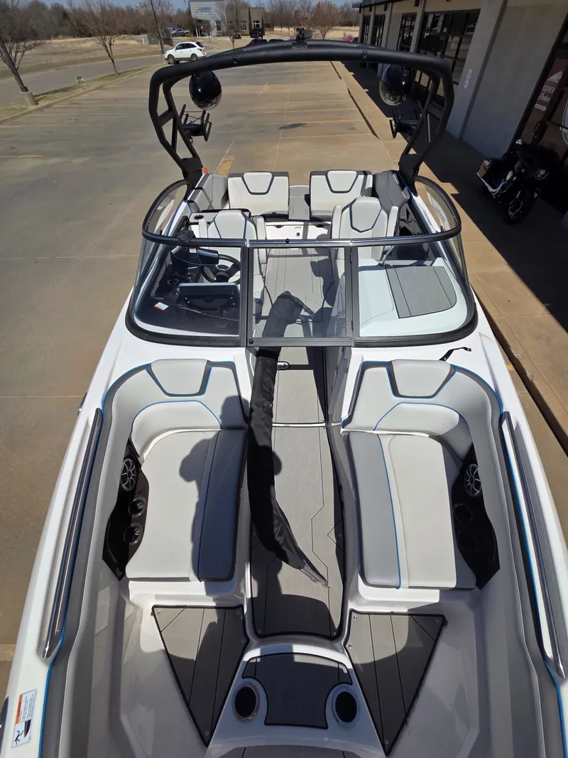 Slide: The Image of 2021 Yamaha Boats 252XE with sleek design and spacious interior. - 9