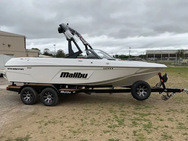 Slide: The Image of Malibu Wakesetter 20 VTX 2026 - 1