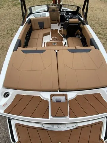 Slide: The Image of Malibu Wakesetter 20 VTX 2026 - 6