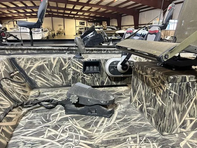 Slide: The Image of Lowe Stryker SS 2017 - 5